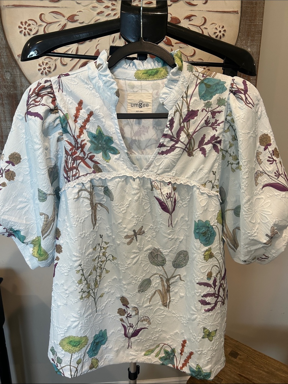 Umgee White Raised Floral V-Neck Puff Sleeve shirt. Slightly oversized Small
